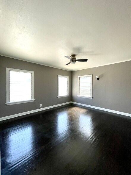 Master Bedroom - 717 1/2 N Ridgewood Pl