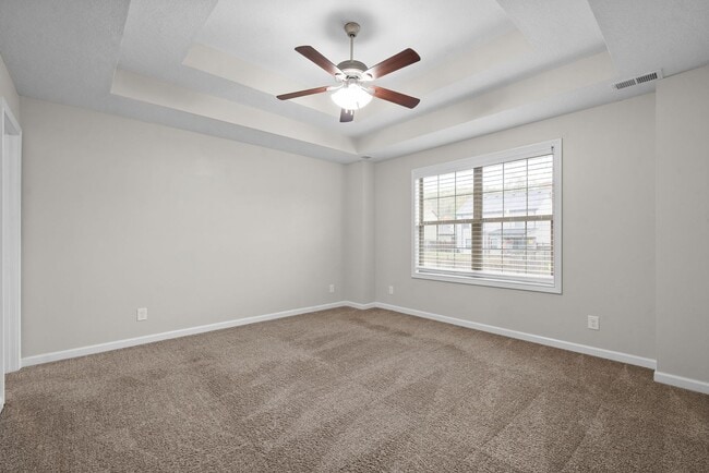 Building Photo - Pet Friendly Three Bedroom in Rossview!