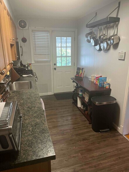 Building Photo - 1658 Thetford Rd