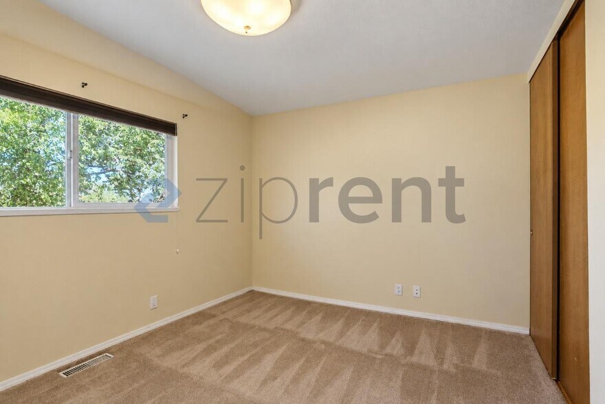 Building Photo - Unit