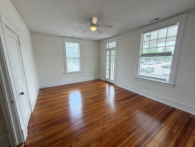 Building Photo - 106 N Person St