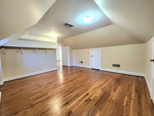 Building Photo - Sprawling Home in Bay Colony