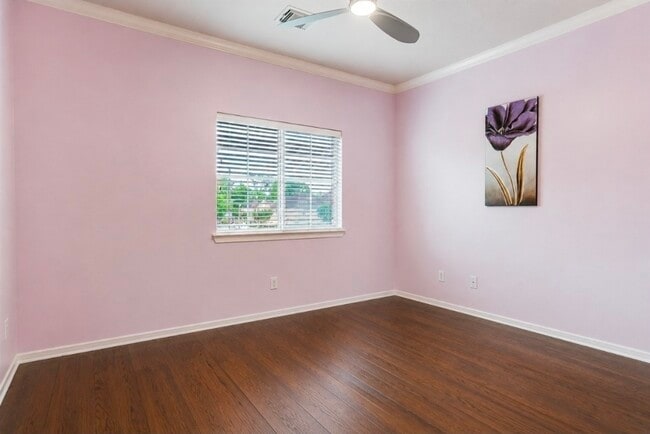 Building Photo - 1506 Shady Villa Fern