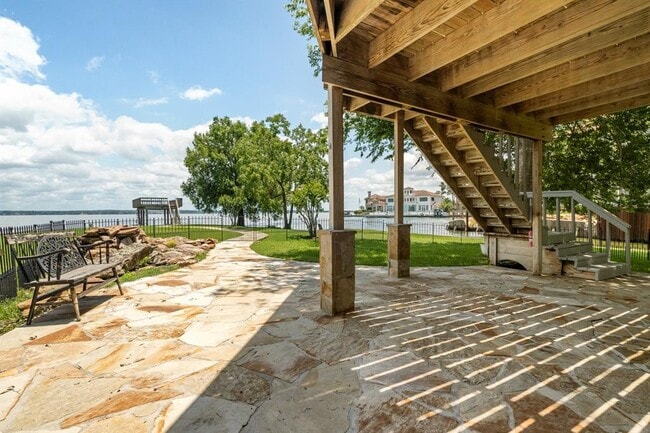 Building Photo - 80 Lakeview Village