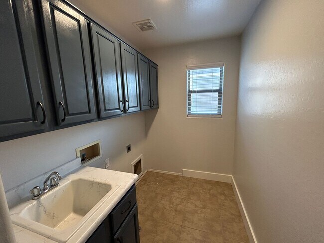 Building Photo - 15439 W Poinsettia Dr