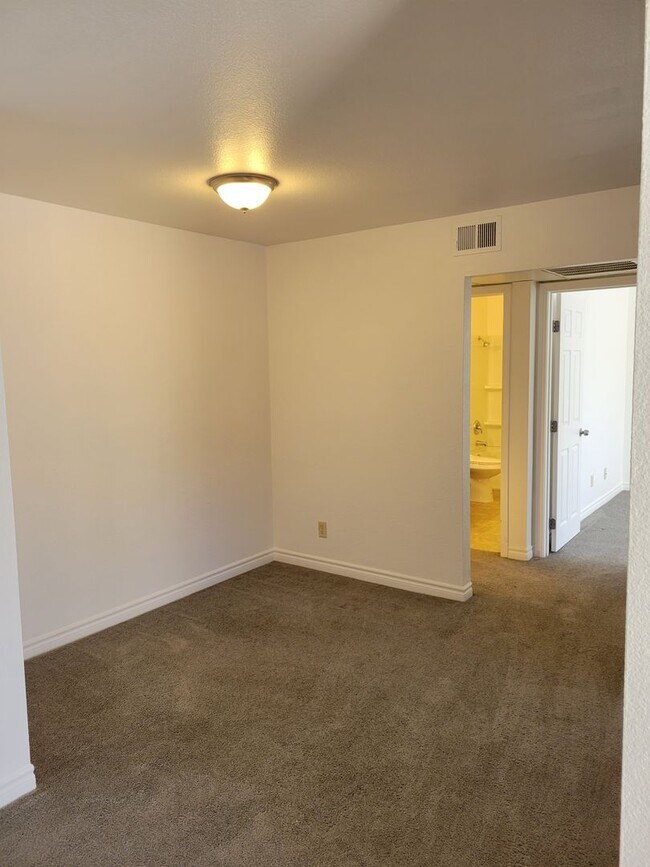 Building Photo - 5163 Indian River Dr