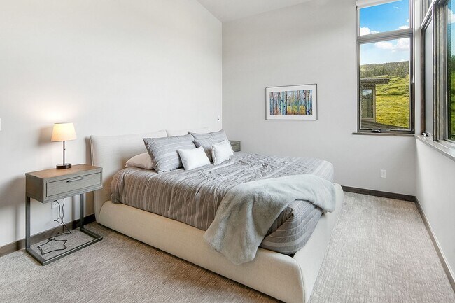 Building Photo - Luxury ski season rental is an entertainer...