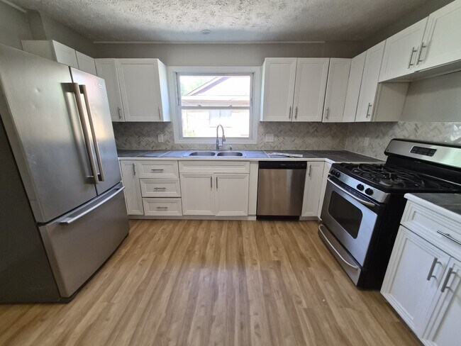 Building Photo - 464 Carol Dr