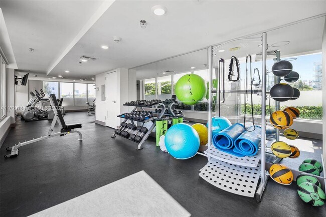 Building Photo - 9261 E Bay Harbor Dr