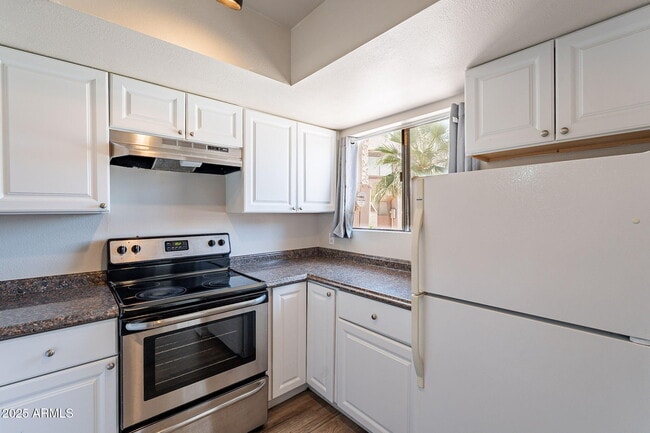 Building Photo - 1319 S Hardy Dr