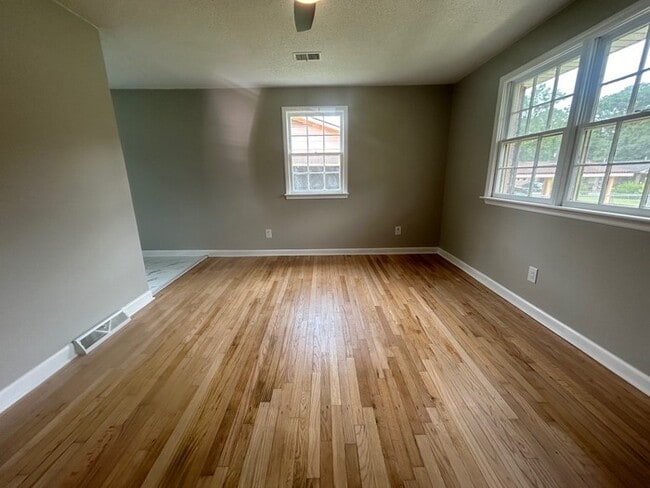Building Photo - 210 Cabin Creek Blvd