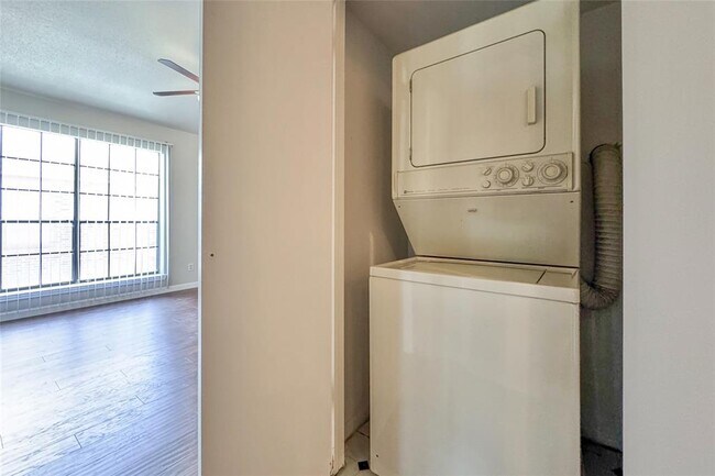 Building Photo - 2121 El Paseo St