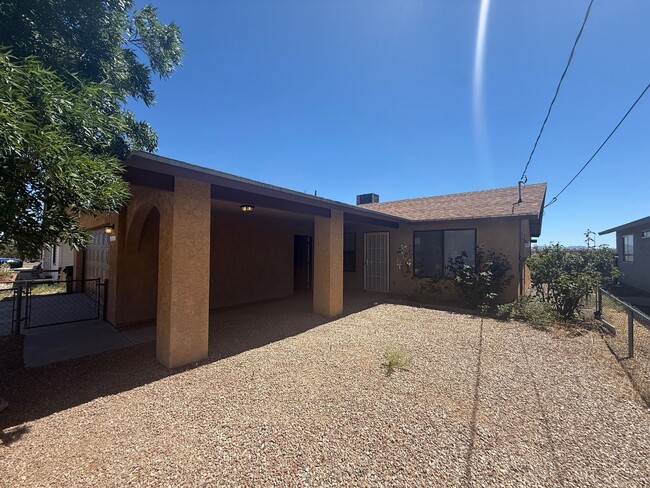 Building Photo - 3 Bedroom 2 Bathroom Home
