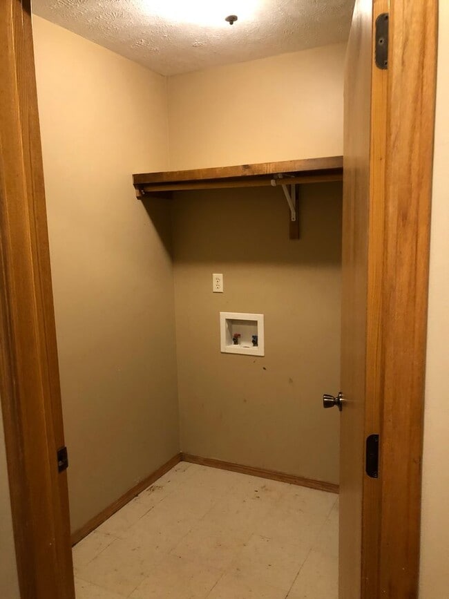 Building Photo - 2 bedroom, 2 bathroom, 2 car garage duplex