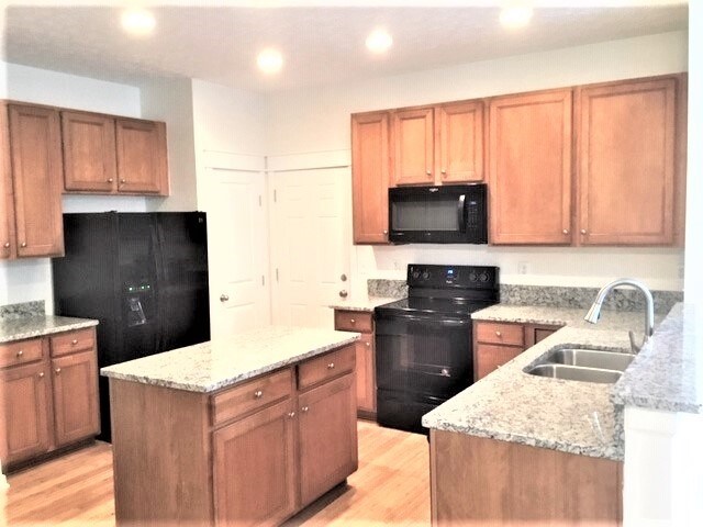 Building Photo - 1085 McCoy Dr