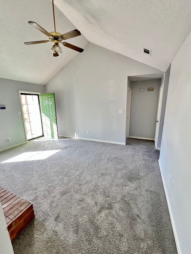 Building Photo - Newly Renovated Rental Home