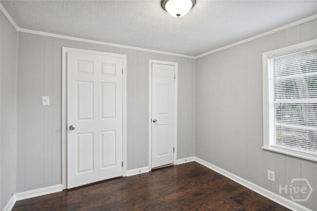 Building Photo - 1001 Treat