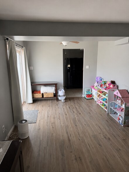 Building Photo - 8 Reliance Ct