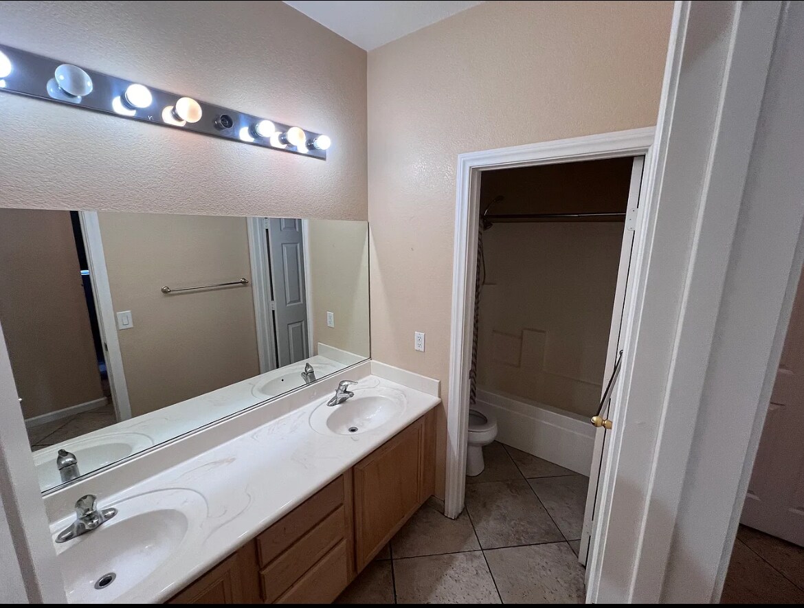 Building Photo - 1020 Jewel Springs Ln