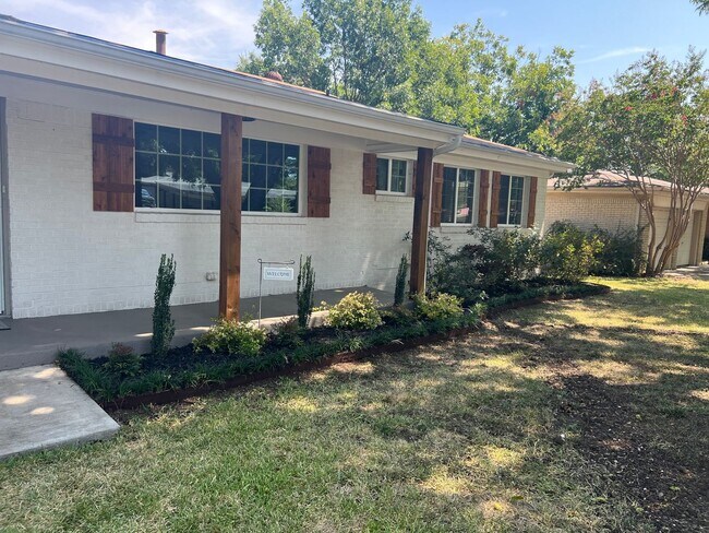 Building Photo - Custom Remodeled Home on a Tree lined street in Benbrook!!  Bonus Room could be game room extra l...