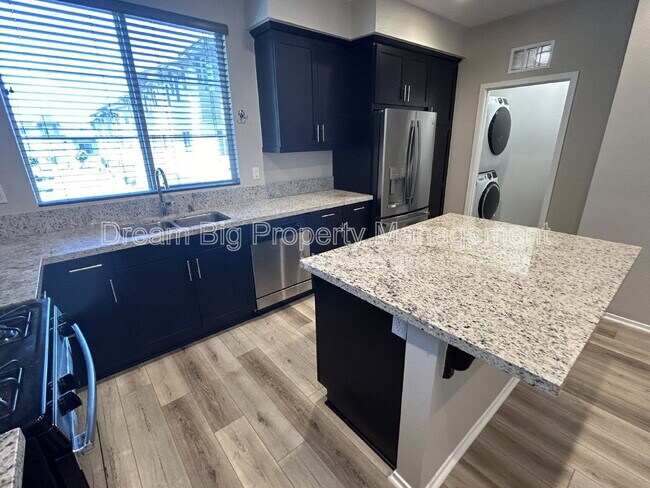 Building Photo - 609 Savi Dr
