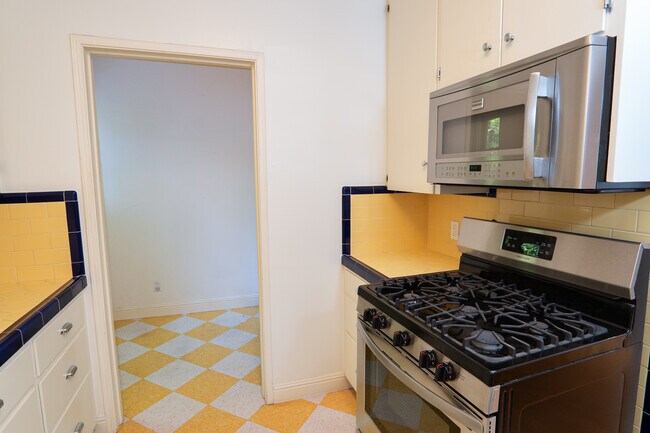 Building Photo - 638 N Gardner St