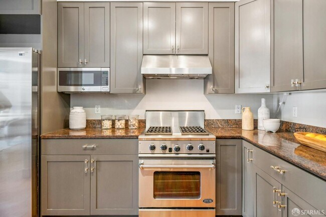 Building Photo - 142 Russ St