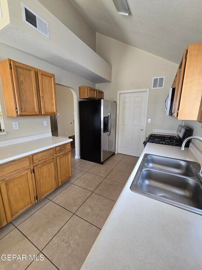 Building Photo - 1025 Desierto Luna St