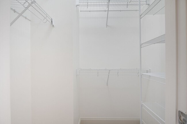 Building Photo - 3 bed/2 1/2 Bath. Pet Friendly, Pool,