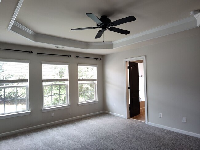 Building Photo - Move-in ready Townhome with in Stone Creek...