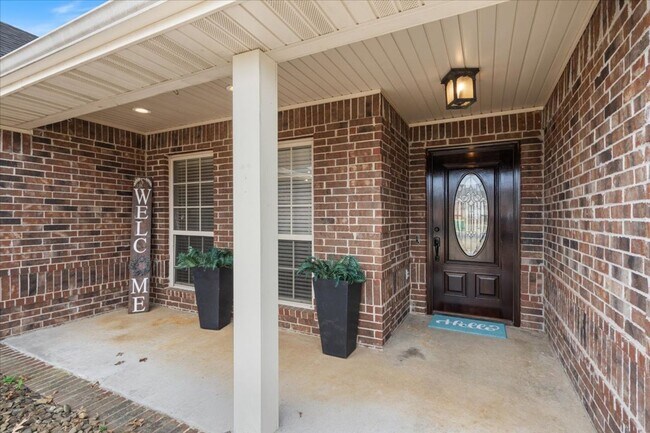 Building Photo - Discover this spacious 4-bedroom, 2-bath home