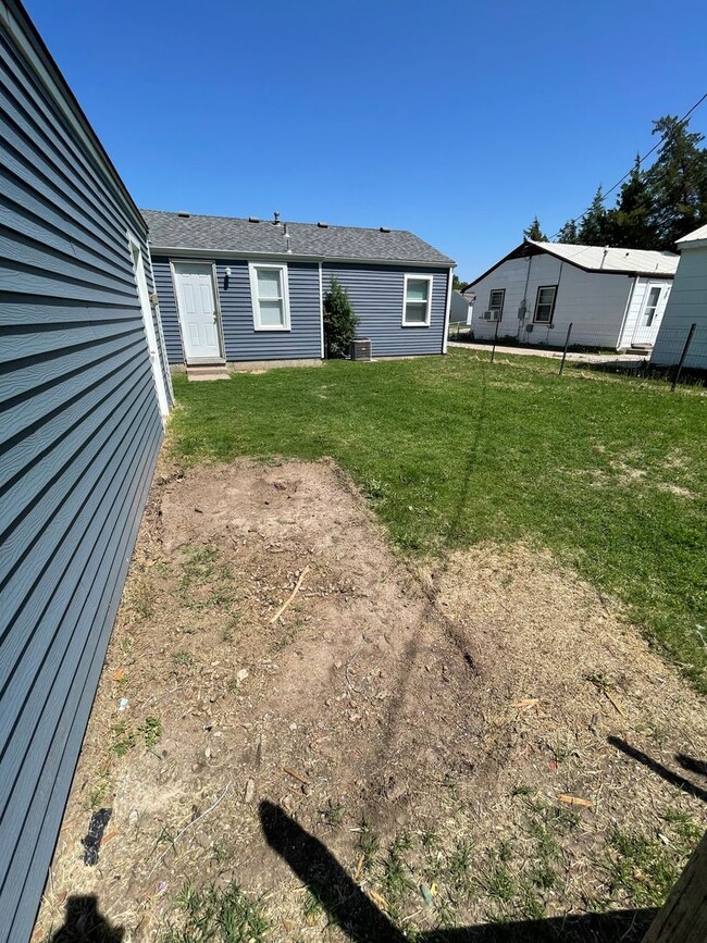 Building Photo - 2 Bedroom, 1 bathroom with Detached Garage!