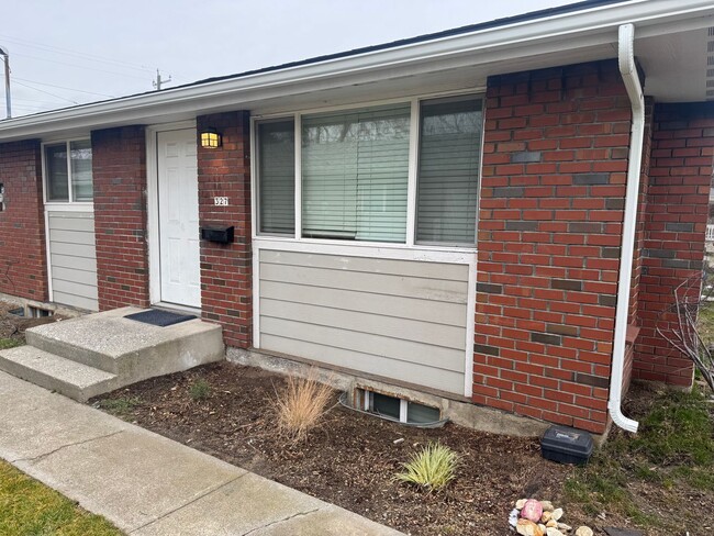 Building Photo - Wabash Duplexes in North Spokane!