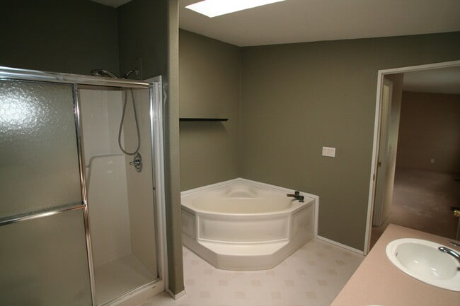 Building Photo - 3 bed 2 bath home with fireplace
