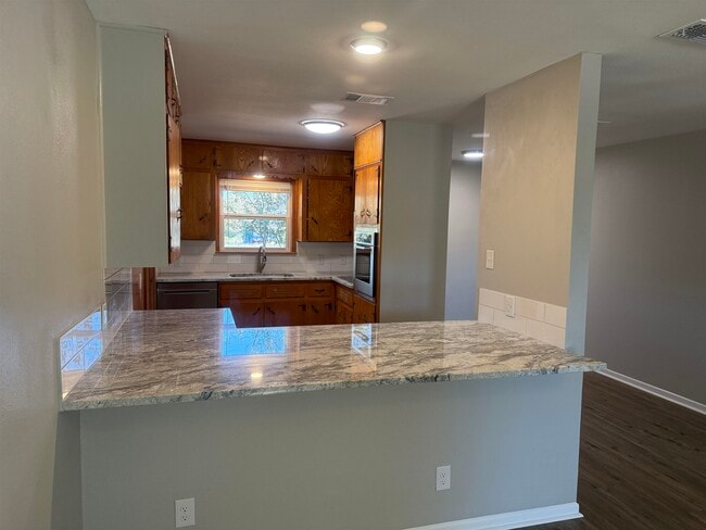 Building Photo - 176 W Sweetbriar Dr