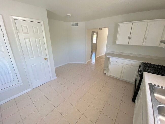 Building Photo - East El Paso 3 bed Refrig A/C