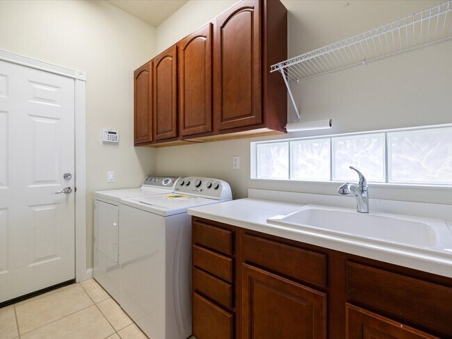 Building Photo - 4-bd,3-bth in The Isles-One Of Palmer Ranch’s Most Sought After Community