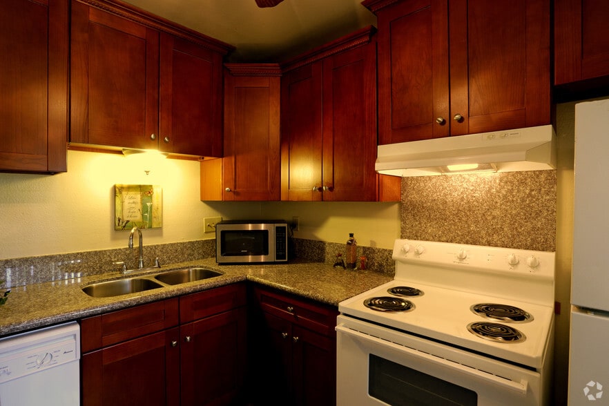2 BR, 1 BA - 640 SF - Parkhill Apts