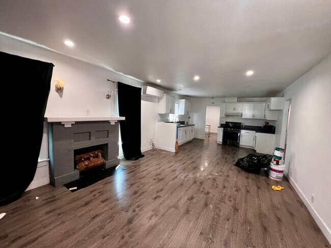 Building Photo - 3 bedroom 2 bath remodeled house with spac...