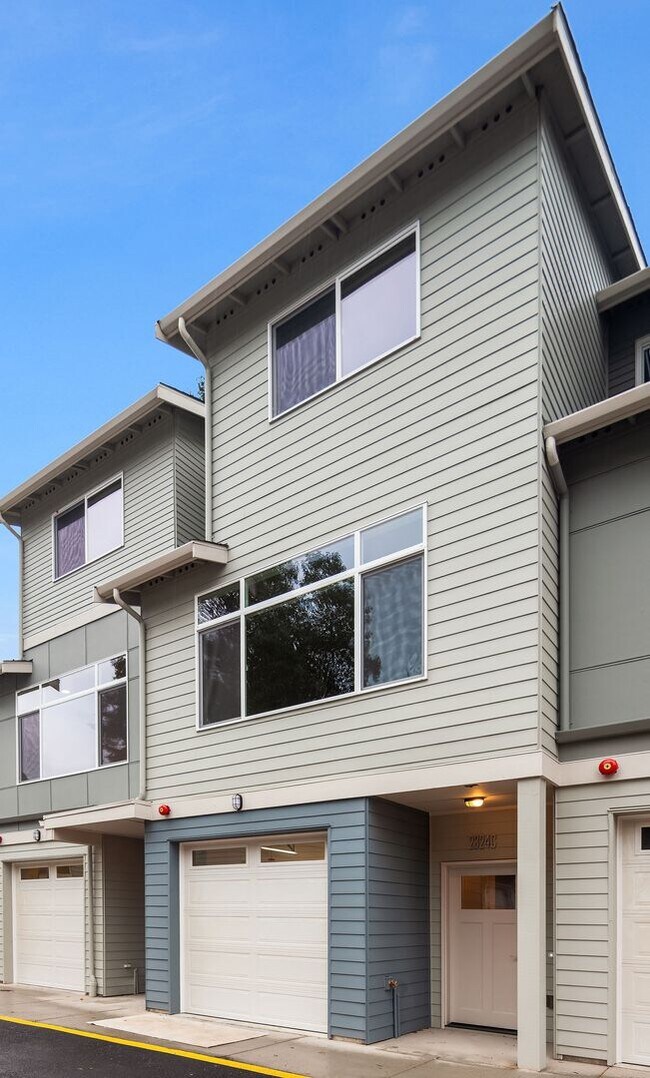 Building Photo - 4Bd/3.5Ba Shoreline Townhome