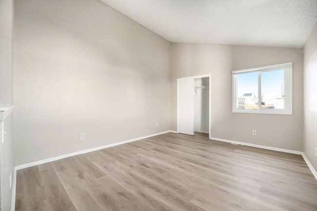 Building Photo - Newly Updates 4-Bedroom, 4-Bathroom Townhouse Available Immediately