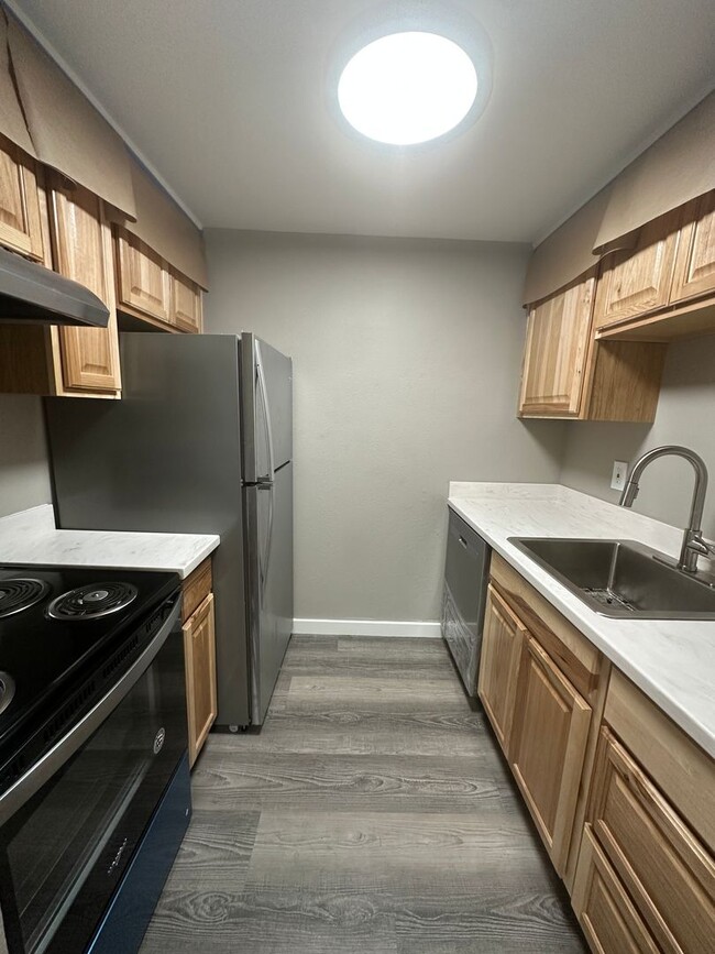 Building Photo - Downtown Renton ground floor gated condo for rent. Newly remodeled.