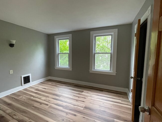 Building Photo - 1740 Farmington Ave