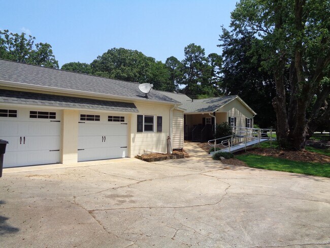 Building Photo - Lots of Space-Big Yard