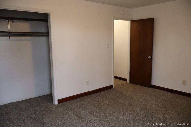 Building Photo - 2305 Southridge Dr