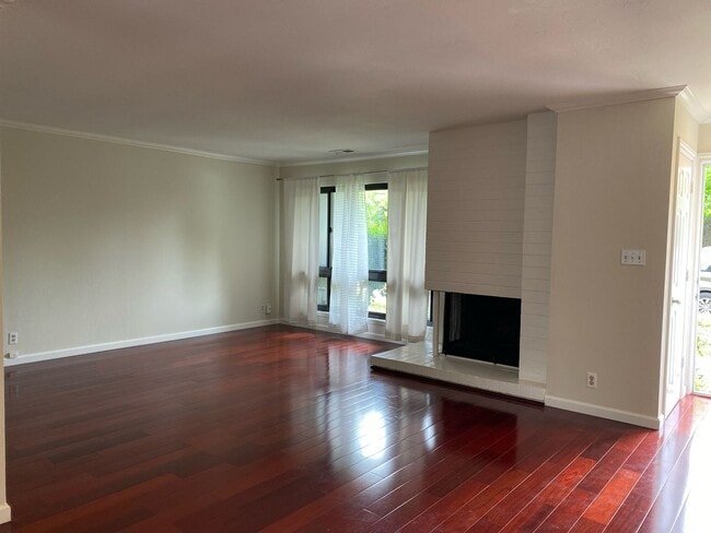 Building Photo - 3423 Catalina Ave