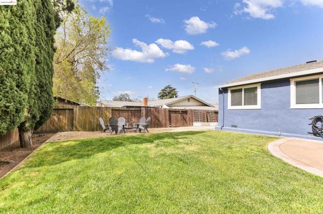 Building Photo - 2419 Erie Dr