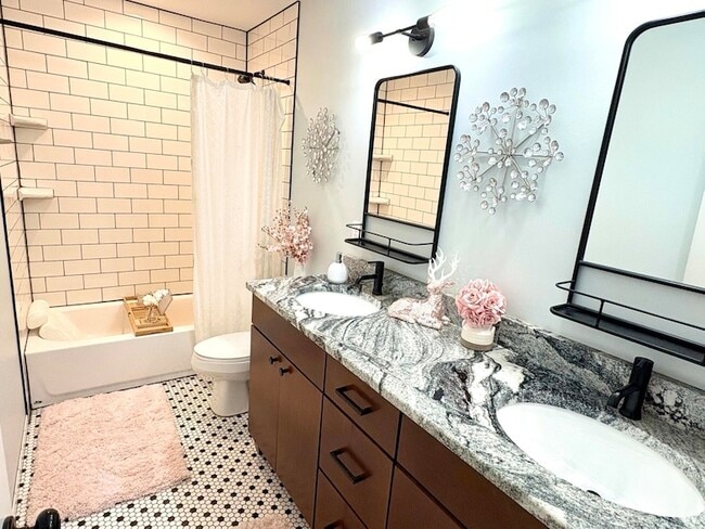 Building Photo - 718 N Alexander Ave