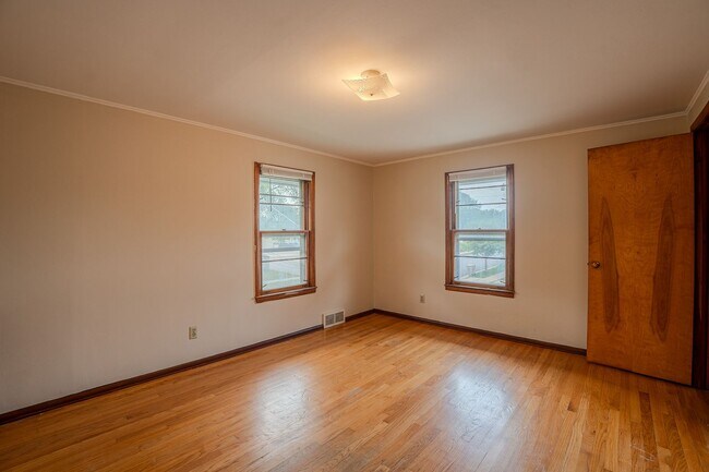 Building Photo - 430 N Oak St