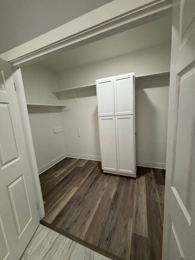 Building Photo - 5 bedrooms!! Remodeled top to bottom!